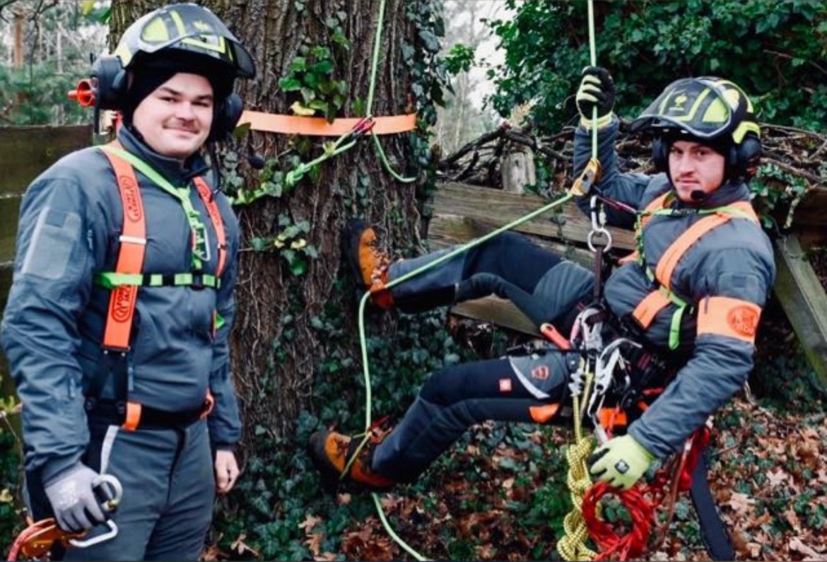 Die Inhaber Steffen Müller (links) und Luca Haber (rechts) in Kletterausrüstung vor einem Baum